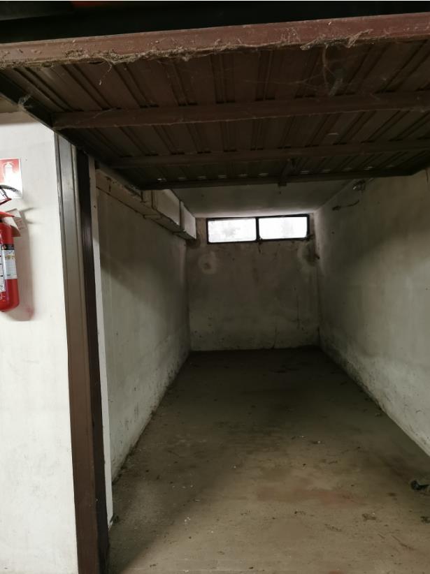 Appartamento al piano 3° con soffitta al piano 6°. L'orientamento prevalente è sudest-sudovest. L'unità residenziale, con altezza di 2,75m, si compone di cucina, soggiorno/pranzo, ingresso, disimpegno, tre camere, due bagni, un ripostiglio e due terrazze + Box auto in autorimessa interrata condominiale. Identificativi Catastali [N.C.E.U.] Unità Residenziale cat. A/2 foglio A/6 part. 1271 sub 67 , Unità Secondaria cat. C/6 foglio A/6 part. 1271 sub 125. Sup. (arr.) mq catastali 130 , mq catastali 15