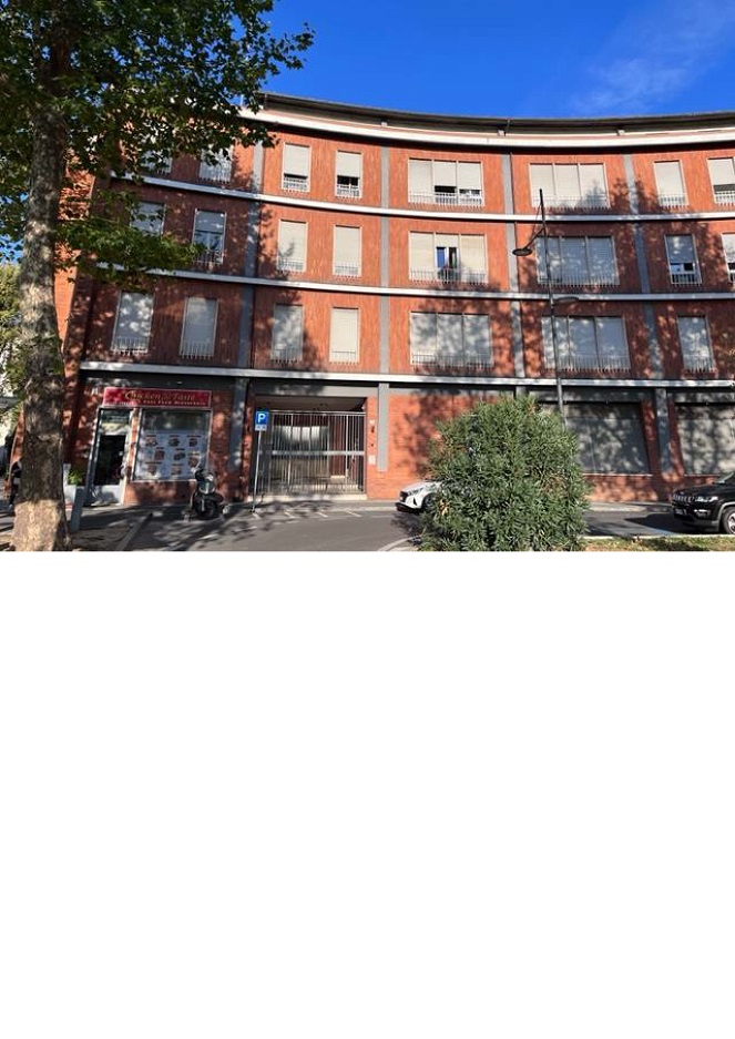 ufficio pubblico + soffitta pertinenziale. Identificativi catastali F. 52 Mapp. 435 Sub. 506. Sup. Mq catastali escluse aree scoperte (arr.) 237. Immobile libero, piena proprieta'.