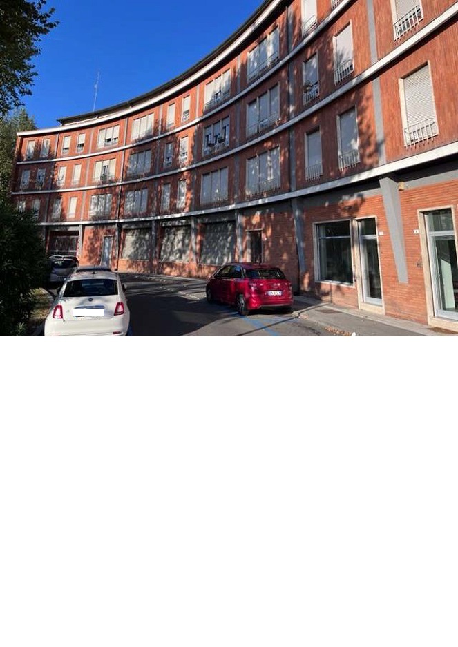 ufficio pubblico + soffitta pertinenziale. Identificativi catastali F. 52 Mapp. 435 Sub. 506. Sup. Mq catastali escluse aree scoperte (arr.) 237. Immobile libero, piena proprieta'.