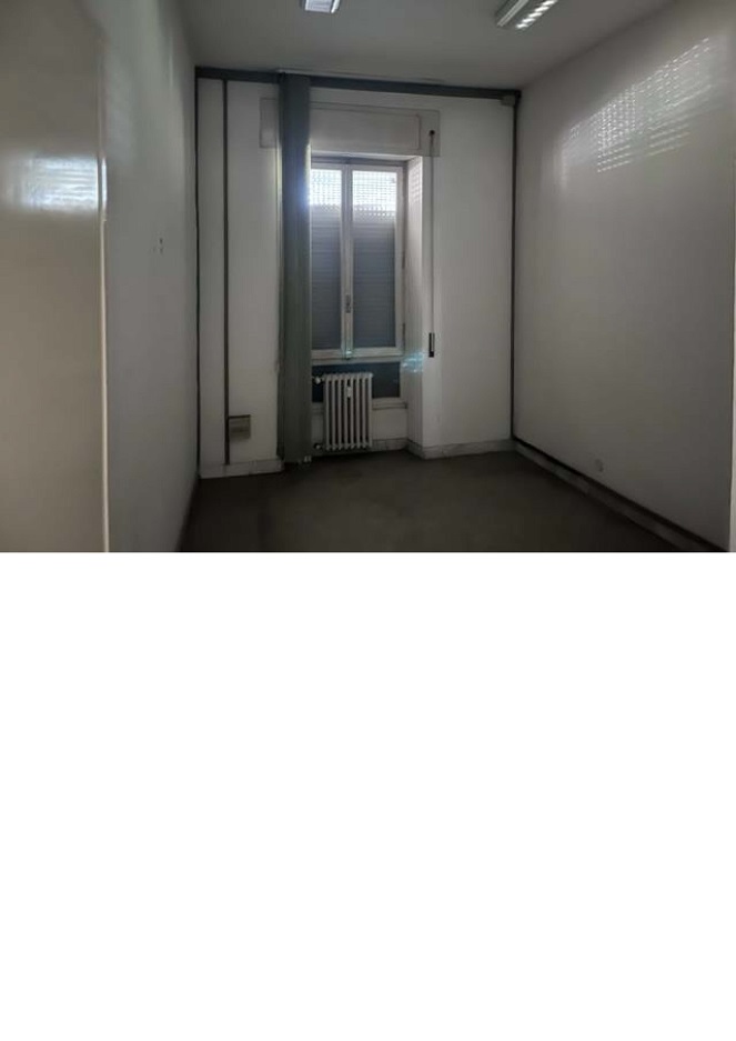 ufficio pubblico + soffitta pertinenziale. Identificativi catastali F. 52 Mapp. 435 Sub. 506. Sup. Mq catastali escluse aree scoperte (arr.) 237. Immobile libero, piena proprieta'.
