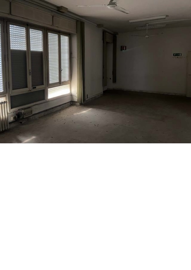 ufficio pubblico + soffitta pertinenziale. Identificativi catastali F. 52 Mapp. 435 Sub. 506. Sup. Mq catastali escluse aree scoperte (arr.) 237. Immobile libero, piena proprieta'.
