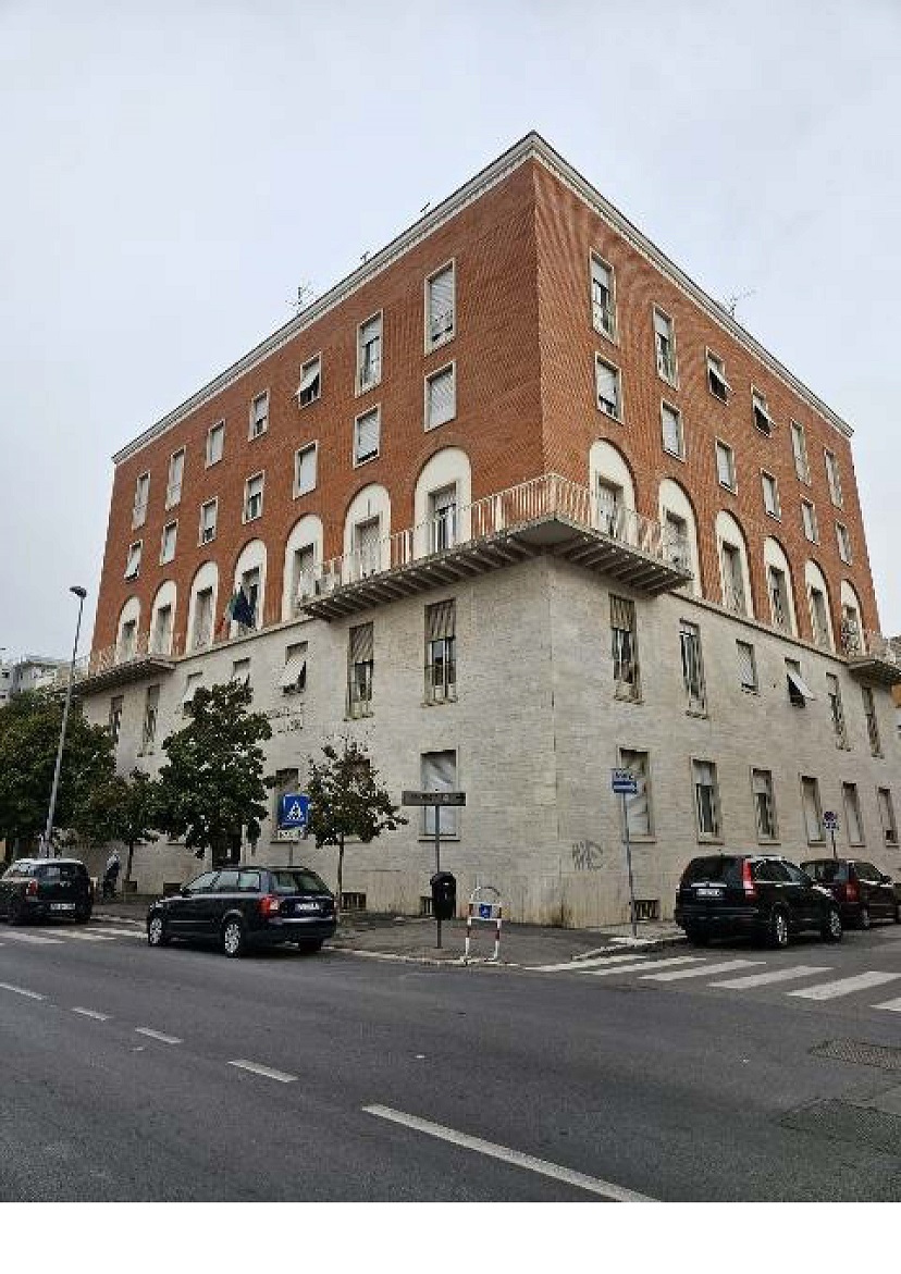 ufficio pubblico. Identificativi catastali F. 90 Mapp.11 Sub. 2. Sup. Mq catastali escluse aree scoperte (arr.) 417. Immobile libero, piena proprieta'.