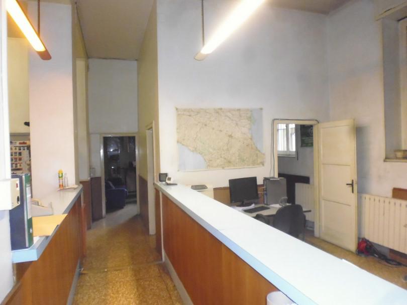 negozio + cantina soffitta pertinenziale. Identificativi catastali F.159 Mapp.43 Sub. 26, . Sup. Mq catastali escluse aree scoperte (arr.) 202. Immobile libero, piena proprieta'.