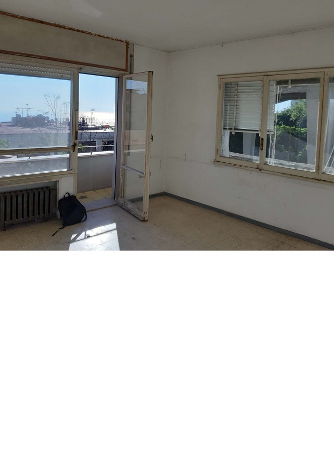 appartamento 3 locali +servizi semplici + parcheggio scoperto pertinenziale. Identificativi catastali F. 25 Mapp.128 Sub 14, F. 25 Mapp. 129 Sub 29. Sup. Mq catastali escluse aree scoperte (arr.) 96. Immobile libero, piena proprieta'.