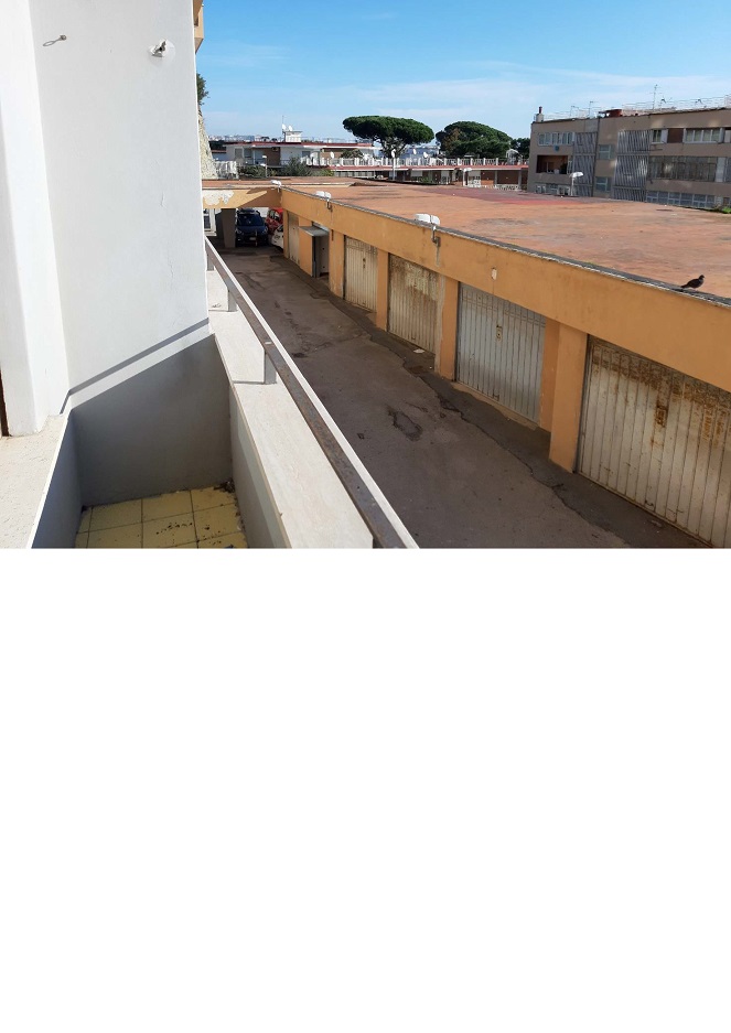 appartamento 3 locali +servizi semplici + parcheggio scoperto pertinenziale. Identificativi catastali F. 25 Mapp.128 Sub 14, F. 25 Mapp. 129 Sub 29. Sup. Mq catastali escluse aree scoperte (arr.) 96. Immobile libero, piena proprieta'.