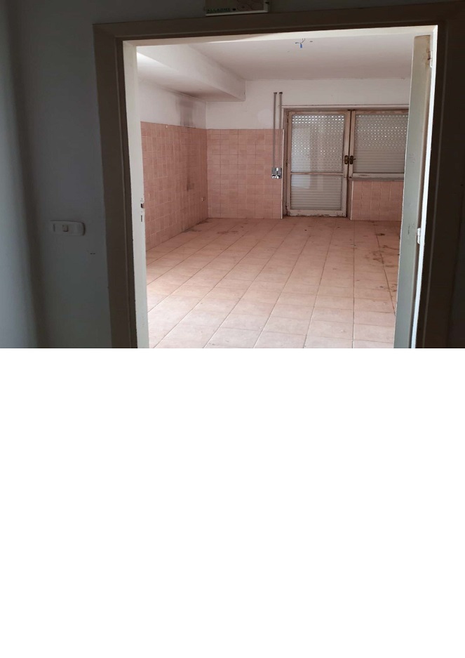 appartamento 3 locali +servizi semplici + parcheggio scoperto pertinenziale. Identificativi catastali F. 25 Mapp.128 Sub 14, F. 25 Mapp. 129 Sub 29. Sup. Mq catastali escluse aree scoperte (arr.) 96. Immobile libero, piena proprieta'.