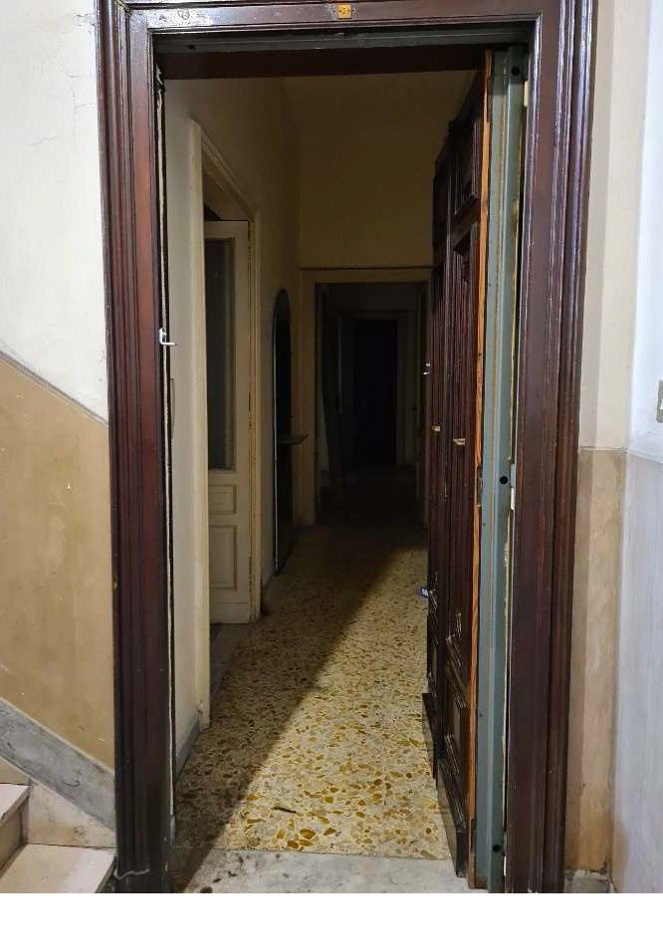 appartamento 4 locali + servizi semplici. Identificativi catastali F. 4 Mapp. 43 Sub 85. Sup. Mq catastali escluse aree scoperte (arr.) 148. Immobile libero, piena proprieta'.