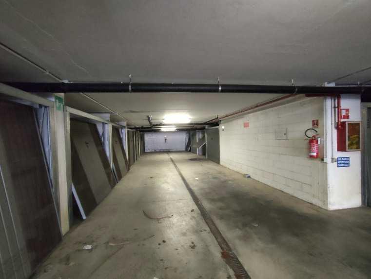 box auto commerciale. Identificativi catastali F 8 MAPP. 1003 SUB 80. Sup. Mq catastali escluse aree scoperte (arr.) 14. Immobile libero, piena proprieta'.