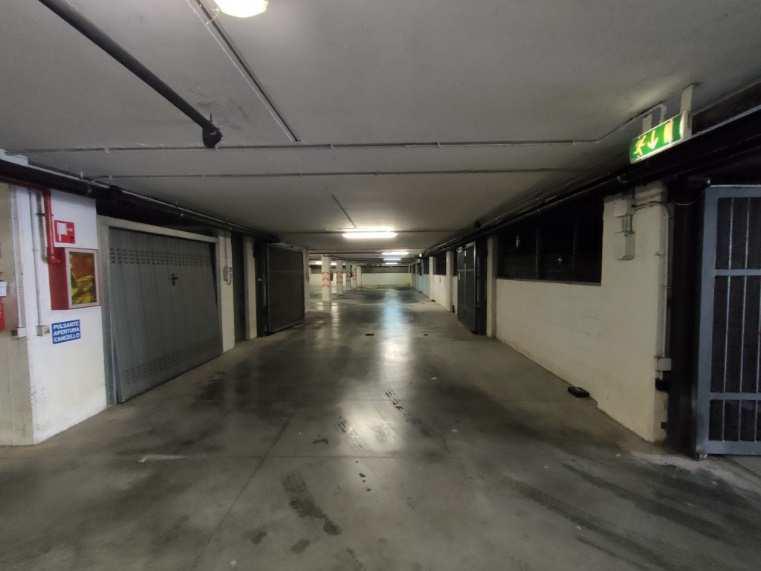 box auto commerciale. Identificativi catastali F 8 MAPP. 1003 SUB 80. Sup. Mq catastali escluse aree scoperte (arr.) 14. Immobile libero, piena proprieta'.