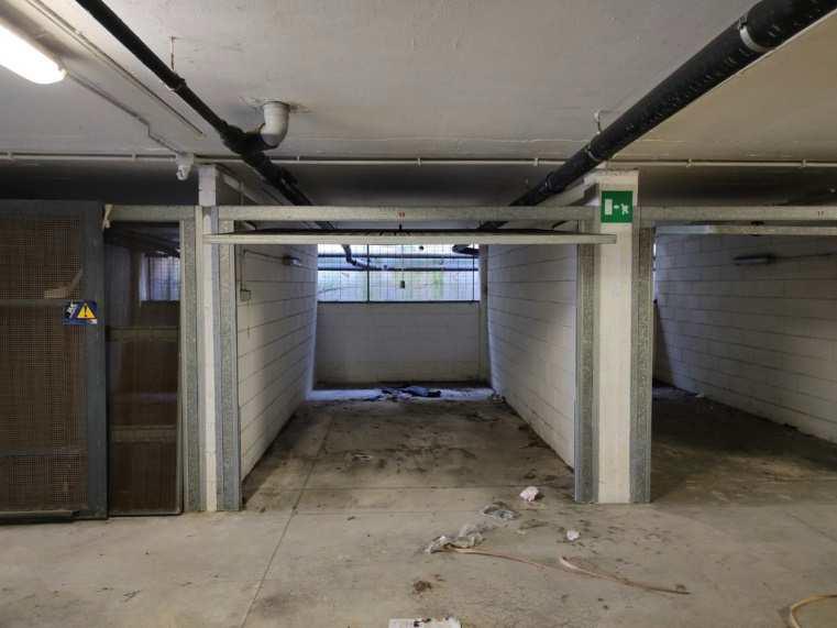 box auto commerciale. Identificativi catastali F 8 MAPP. 1003 SUB 80. Sup. Mq catastali escluse aree scoperte (arr.) 14. Immobile libero, piena proprieta'.