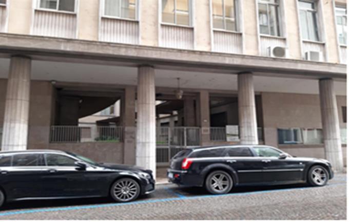 appartamento 3 locali + servizi semplici + box auto pertinenziale. Sup. Mq catastali escluse aree scoperte (arr.) 114. Immobile locato, piena proprieta'.