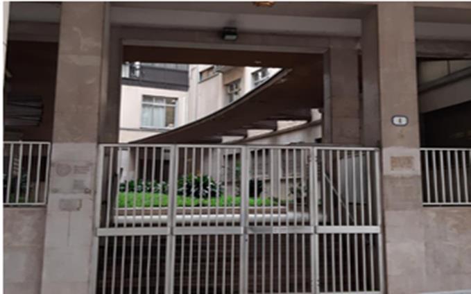 appartamento 3 locali + servizi semplici + box auto pertinenziale. Sup. Mq catastali escluse aree scoperte (arr.) 114. Immobile locato, piena proprieta'.