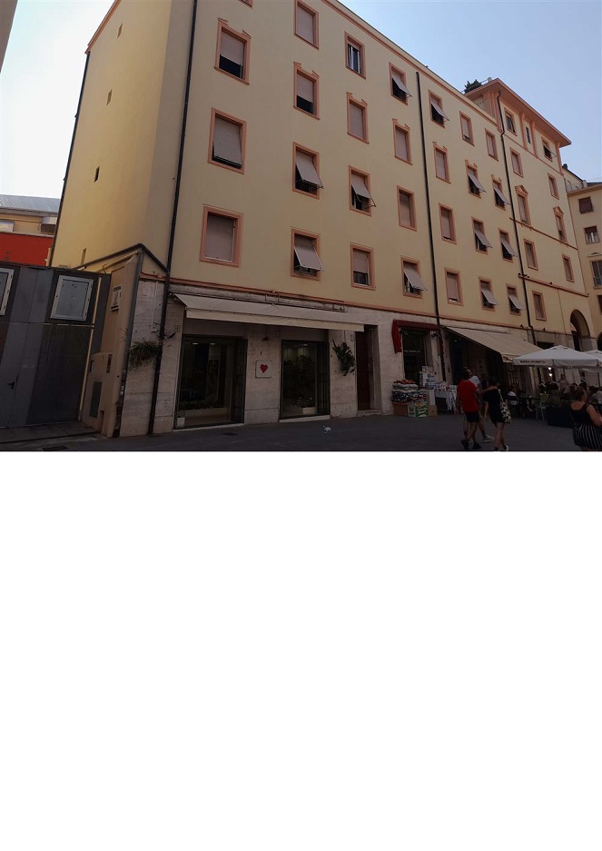 appartamento 3 locali + servizi semplici. Identificativi catastali F. 94 Mapp. 2267 Sub. 411. Sup. Mq catastali escluse aree scoperte (arr.) 81. Immobile libero, piena proprieta'.
