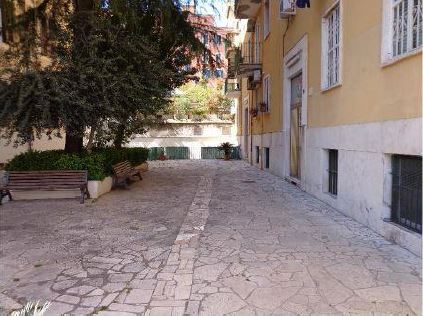 appartamento 3 locali + servizi semplici + 1 cantina soffitta. Identificativi catastali F. 927 Mapp. 298 Sub. 520, F. 927 Mapp. 298 Sub. 542. Sup. Mq catastali escluse aree scoperte (arr.) 82. Immobile libero, piena proprieta'.