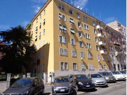 appartamento 3 locali + servizi semplici + 1 cantina soffitta. Identificativi catastali F. 927 Mapp. 298 Sub. 520, F. 927 Mapp. 298 Sub. 542. Sup. Mq catastali escluse aree scoperte (arr.) 82. Immobile libero, piena proprieta'.