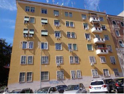 appartamento 3 locali + servizi semplici + 1 cantina soffitta. Identificativi catastali F. 927 Mapp. 298 Sub. 520, F. 927 Mapp. 298 Sub. 542. Sup. Mq catastali escluse aree scoperte (arr.) 82. Immobile libero, piena proprieta'.