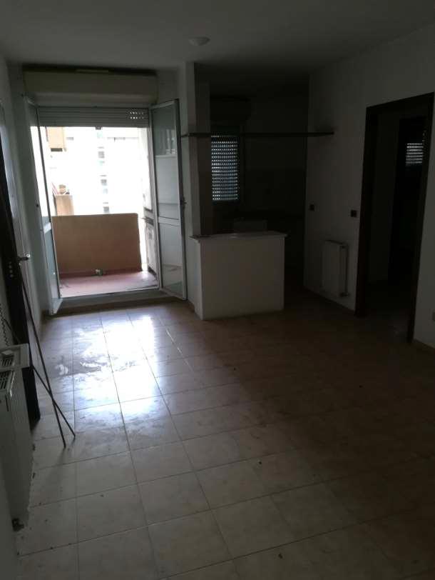abitazione + 1 cantina soffitta + 1 box auto pertinenziale. Identificativi catastali F.32 Mapp. 216 Sub 112. Sup. Mq catastali escluse aree scoperte (arr.) 67. Immobile libero, piena proprieta'.