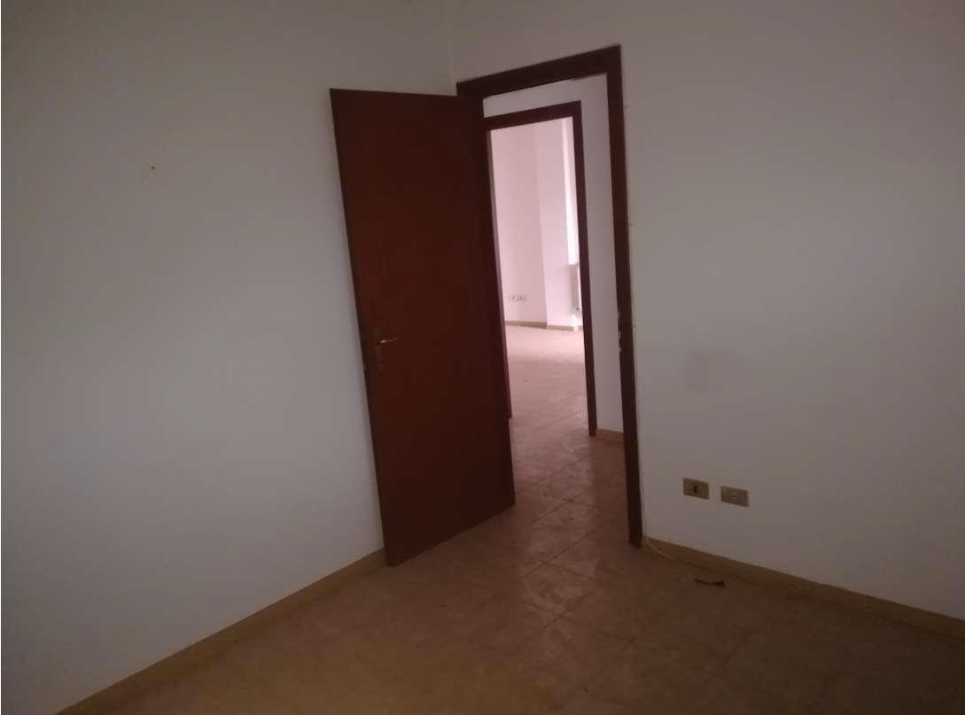 abitazione + 1 cantina soffitta + 1 box auto pertinenziale. Identificativi catastali F.32 Mapp. 216 Sub 112. Sup. Mq catastali escluse aree scoperte (arr.) 67. Immobile libero, piena proprieta'.