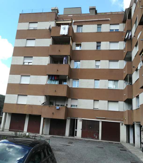 abitazione + 1 cantina soffitta + 1 box auto pertinenziale. Identificativi catastali F.32 Mapp. 216 Sub 112. Sup. Mq catastali escluse aree scoperte (arr.) 67. Immobile libero, piena proprieta'.