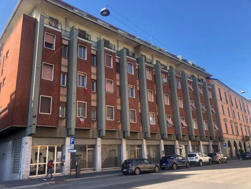 abitazione + 1 cantina soffitta pertinenziale. Identificativi catastali F.79 Mapp. 84 Sub 18. Sup. Mq catastali escluse aree scoperte (arr.) 128. Immobile libero, piena proprieta'.