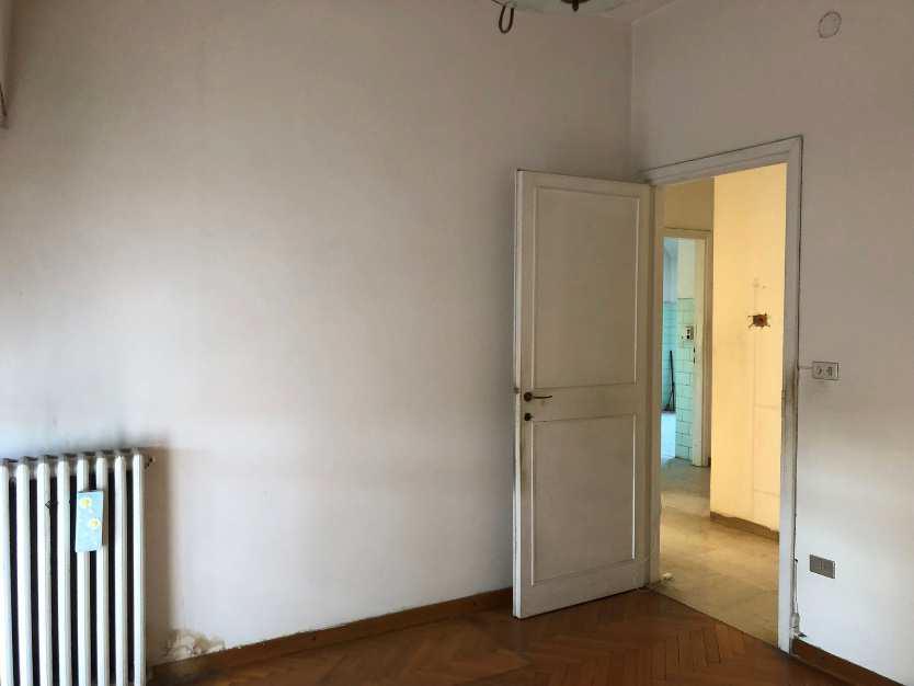 abitazione + 1 cantina soffitta pertinenziale. Identificativi catastali F.79 Mapp. 84 Sub 18. Sup. Mq catastali escluse aree scoperte (arr.) 128. Immobile libero, piena proprieta'.