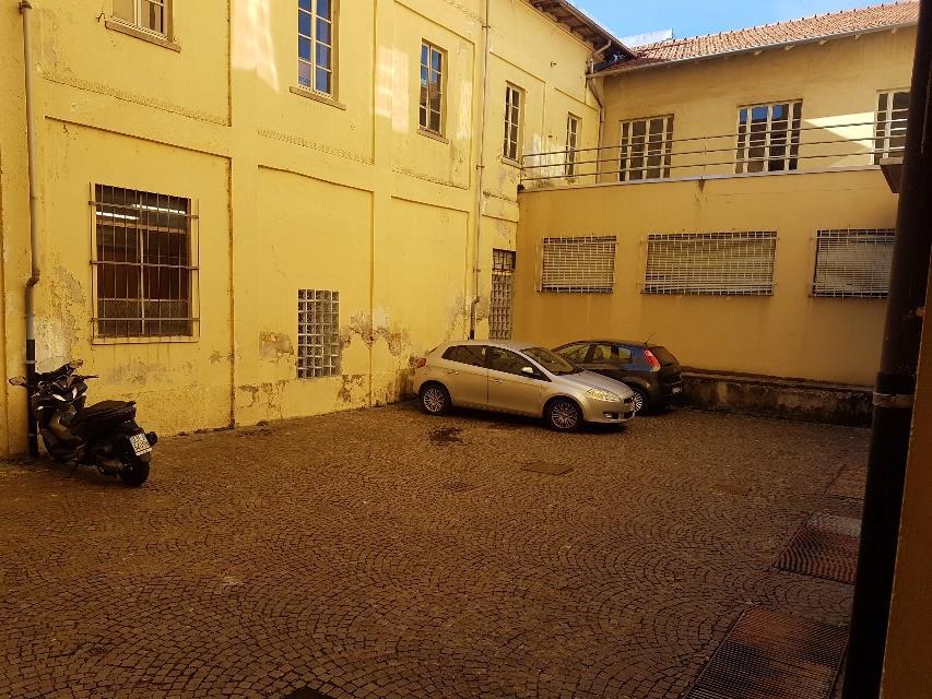 ufficio commerciale. Sup. Mq catastali escluse aree scoperte (arr.) 286. Immobile libero, piena proprietà.