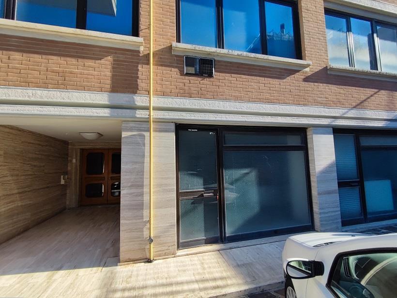 ufficio commerciale. Sup. Mq catastali escluse aree scoperte (arr.) 8. Immobile libero, piena proprieta'.