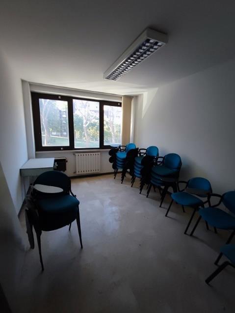 ufficio commerciale. Sup. Mq catastali escluse aree scoperte (arr.) 8. Immobile libero, piena proprieta'.