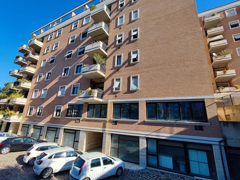ufficio commerciale. Sup. Mq catastali escluse aree scoperte (arr.) 8. Immobile libero, piena proprieta'.