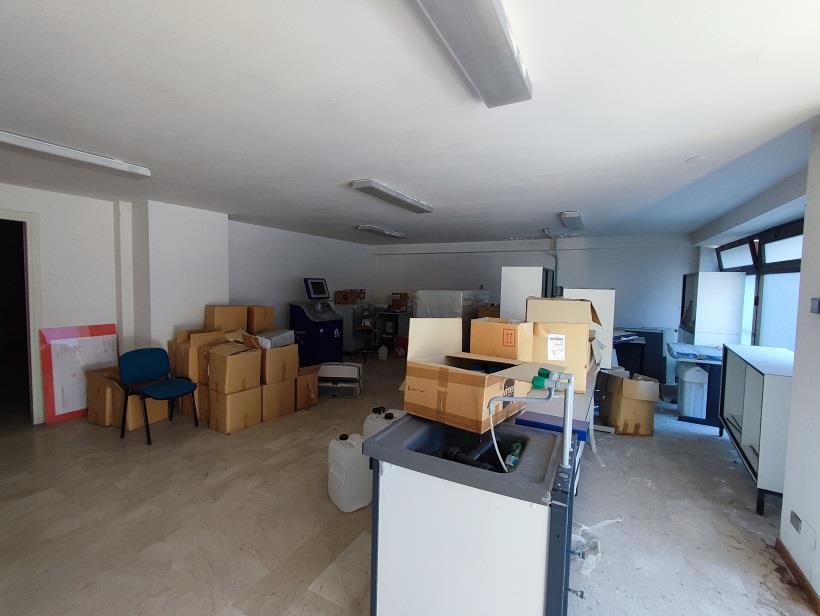 ufficio commerciale. Sup. Mq catastali escluse aree scoperte (arr.) 8. Immobile libero, piena proprieta'.