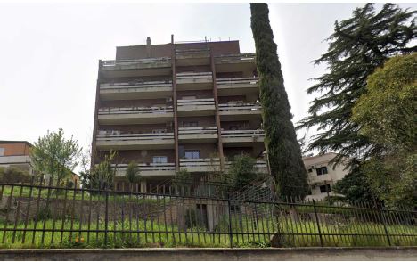 Appartamento composto da 3 locali, 2 bagni, cucina e 3 terrazzi, oltre alla cantina e al posto auto + Cantina al piano interrato e posto auto coperto nel cortile. Id. cat. Foglio 191, Mappale 8, Sub 3 (appartamento) - 504 (posto auto coperto). Sup. mq 116