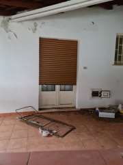 Unità imm. per uso abitazione con relativa area urbana di pertinenza. Intonaco civile tinteggiato, le pavimentazioni e rivestimenti di cucina e servizi igienici in piastrelle in ceramica; infissi interni legno, esterni in alluminio. Corte pavimentata con piastrelle di cotto e recintata mediante un muretto con decorazioni in cemento e siepe interna. Villette a schiera turistiche poste in una fascia di terrenoa pochi metri dalla battigia. Il fabbricato del 1975/76 con struttura in cemento armato, suddiviso in quattro abitazioni inserite in una corte suddivisa catastalmente in quattro corti esclusive delle abitazioni. Pianta rettangolare su due piani fuori terra con accesso autonomo dalla corte. Id. [N.C.E.U.] Fg. 21, part. 273, sub 4, cat A/3 e fg. 21, part. 277, cat F/1 SUP. MQ (ARR.) 111