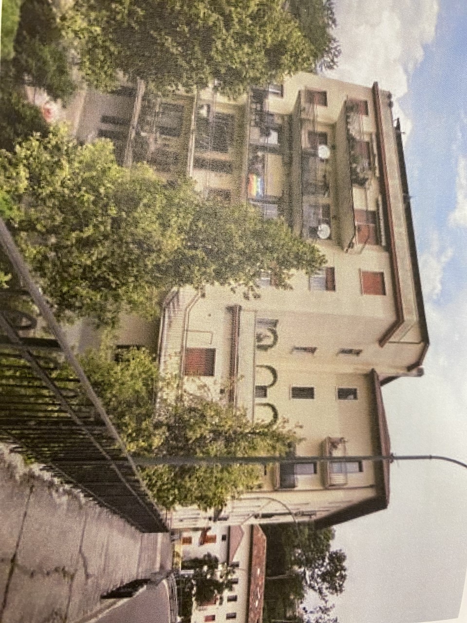 Immobile a destinazione abitativa, parte di condominio in Comune di Belluno con accesso da Via Vittorio Veneto n.1, piano terzo, di 98 mq., composto di ingresso, cucina, bagno, due camere, soggiorno, due terrazze; nella vendita sono inclusi anche gli arredi
Maggiori informazioni possono essere fornite presso lo studio dell'Avvocato Hidra Zoldan tel. 0437/380630 - e-mail  zoldan@fxzavvocati.it.