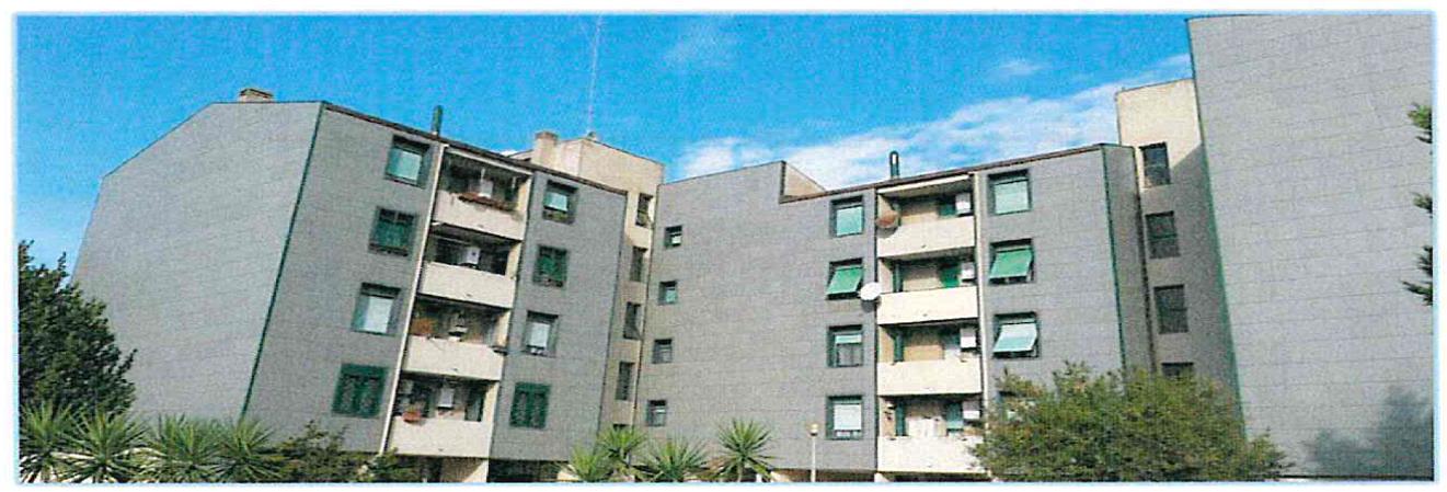 Appartamento con affaccio su due fronti composto da ingresso, soggiorno-pranzo, cucina, ripostiglio, disimpegno, tre camere da letto, due bagni privi di areazione naturale, una loggia ed un balcone. L'unità si trova in normali condizioni manutentive. Iimpianto di riscaldamento di tipo autonomo. Posto auto scoperto piano terra. Identificativi Catastali [N.C.E.U.] Unità Residenziale cat. A/2 foglio 36 part. 1399 sub 18  - Unità Secondaria cat. C/6 foglio 36 part. 1016 sub 18. Sup. (arr.) mq catastali 137  mq catastali 12