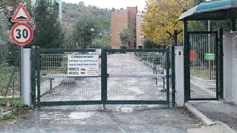 Appartamento con affaccio su due fronti composto da ingresso, soggiorno-pranzo, cucina, ripostiglio, disimpegno, tre camere da letto, due bagni privi di areazione naturale, una loggia ed un balcone. L'unità si trova in normali condizioni manutentive. Iimpianto di riscaldamento di tipo autonomo. Posto auto scoperto piano terra. Identificativi Catastali [N.C.E.U.] Unità Residenziale cat. A/2 foglio 36 part. 1399 sub 18  - Unità Secondaria cat. C/6 foglio 36 part. 1016 sub 18. Sup. (arr.) mq catastali 137  mq catastali 12