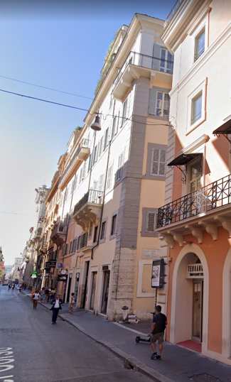 Appartamento composto da doppio ingresso, corridoio, ripostiglio, cucina abitabile, bagno, cinque vani e terrazzo. Identificativi Catastali [N.C.E.U.] Unità Residenziale cat. A/2 foglio 470 part. 11 sub 18. Sup. (arr.) mq catastali 162