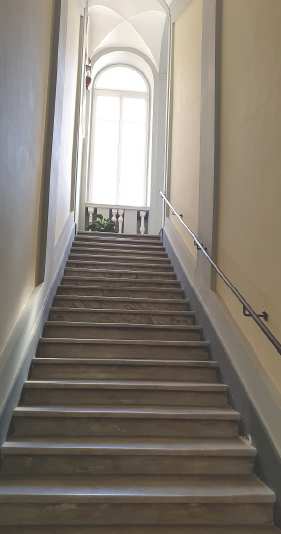 Appartamento composto da doppio ingresso, corridoio, ripostiglio, cucina abitabile, bagno, cinque vani e terrazzo. Identificativi Catastali [N.C.E.U.] Unità Residenziale cat. A/2 foglio 470 part. 11 sub 18. Sup. (arr.) mq catastali 162
