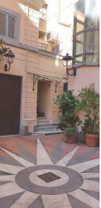 Appartamento composto da doppio ingresso, corridoio, ripostiglio, cucina abitabile, bagno, cinque vani e terrazzo. Identificativi Catastali [N.C.E.U.] Unità Residenziale cat. A/2 foglio 470 part. 11 sub 18. Sup. (arr.) mq catastali 162