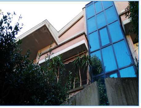 Appartamento che al primo livello si compone di  soggiorno, cucina, disimpegno, 2 camere da letto, due bagni, di cui uno cieco, 3 balconi. Al secondo livello, tramite scala a chiocciola, si accede alla soffitta composta da un unico ambiente. Identificativi Catastali [N.C.E.U.] Unità Residenziale cat. A/2 foglio 37 part. 1756 sub 66. Sup. (arr.) mq catastali 138