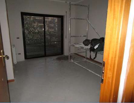 Appartamento che al primo livello si compone di  soggiorno, cucina, disimpegno, 2 camere da letto, due bagni, di cui uno cieco, 3 balconi. Al secondo livello, tramite scala a chiocciola, si accede alla soffitta composta da un unico ambiente. Identificativi Catastali [N.C.E.U.] Unità Residenziale cat. A/2 foglio 37 part. 1756 sub 66. Sup. (arr.) mq catastali 138