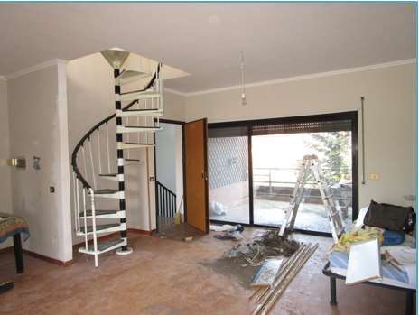 Appartamento che al primo livello si compone di  soggiorno, cucina, disimpegno, 2 camere da letto, due bagni, di cui uno cieco, 3 balconi. Al secondo livello, tramite scala a chiocciola, si accede alla soffitta composta da un unico ambiente. Identificativi Catastali [N.C.E.U.] Unità Residenziale cat. A/2 foglio 37 part. 1756 sub 66. Sup. (arr.) mq catastali 138
