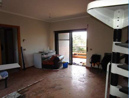 Appartamento che al primo livello si compone di  soggiorno, cucina, disimpegno, 2 camere da letto, due bagni, di cui uno cieco, 3 balconi. Al secondo livello, tramite scala a chiocciola, si accede alla soffitta composta da un unico ambiente. Identificativi Catastali [N.C.E.U.] Unità Residenziale cat. A/2 foglio 37 part. 1756 sub 66. Sup. (arr.) mq catastali 138