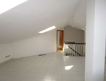 Appartamento che al primo livello si compone di  soggiorno, cucina, disimpegno, 2 camere da letto, due bagni, di cui uno cieco, 3 balconi. Al secondo livello, tramite scala a chiocciola, si accede alla soffitta composta da un unico ambiente. Identificativi Catastali [N.C.E.U.] Unità Residenziale cat. A/2 foglio 37 part. 1756 sub 66. Sup. (arr.) mq catastali 138