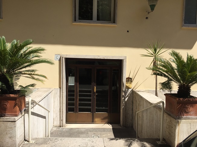 Abitazione int.1 di 7 vani con ascensore +  balcone. Dati catastali [N.C.E.U.]: cat.A/2, fg. 550, part. 5, sub. 501. Sup cat. 154. Piena proprietà lotto libero.