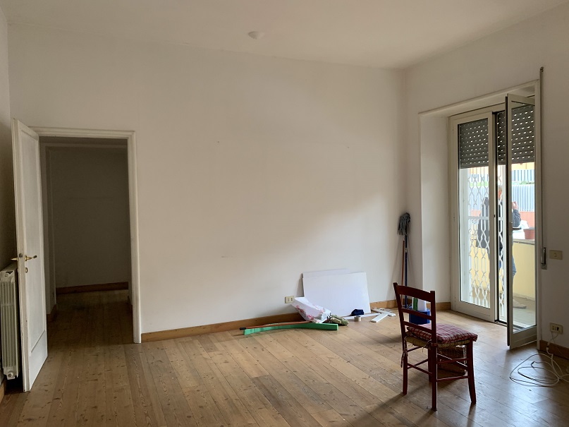 Abitazione int.1 di 7 vani con ascensore +  balcone. Dati catastali [N.C.E.U.]: cat.A/2, fg. 550, part. 5, sub. 501. Sup cat. 154. Piena proprietà lotto libero.