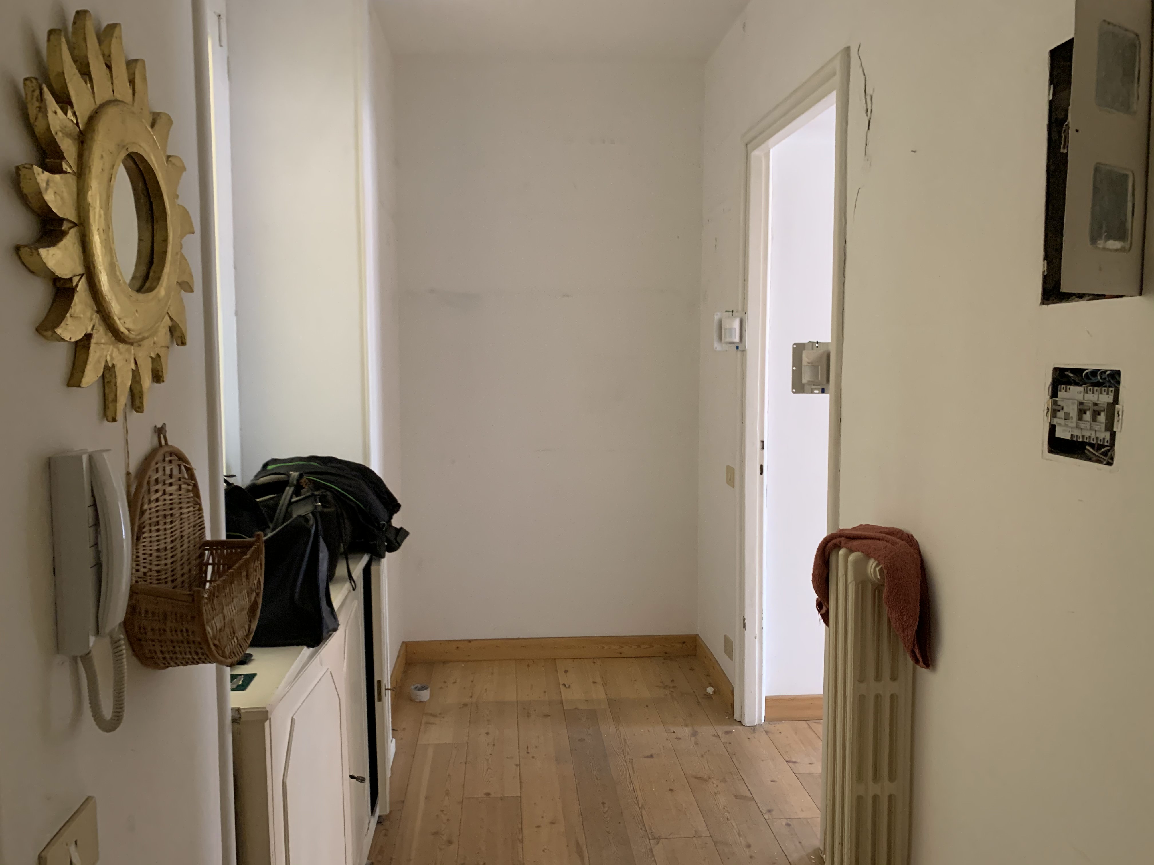 Abitazione int.1 di 7 vani con ascensore +  balcone. Dati catastali [N.C.E.U.]: cat.A/2, fg. 550, part. 5, sub. 501. Sup cat. 154. Piena proprietà lotto libero.