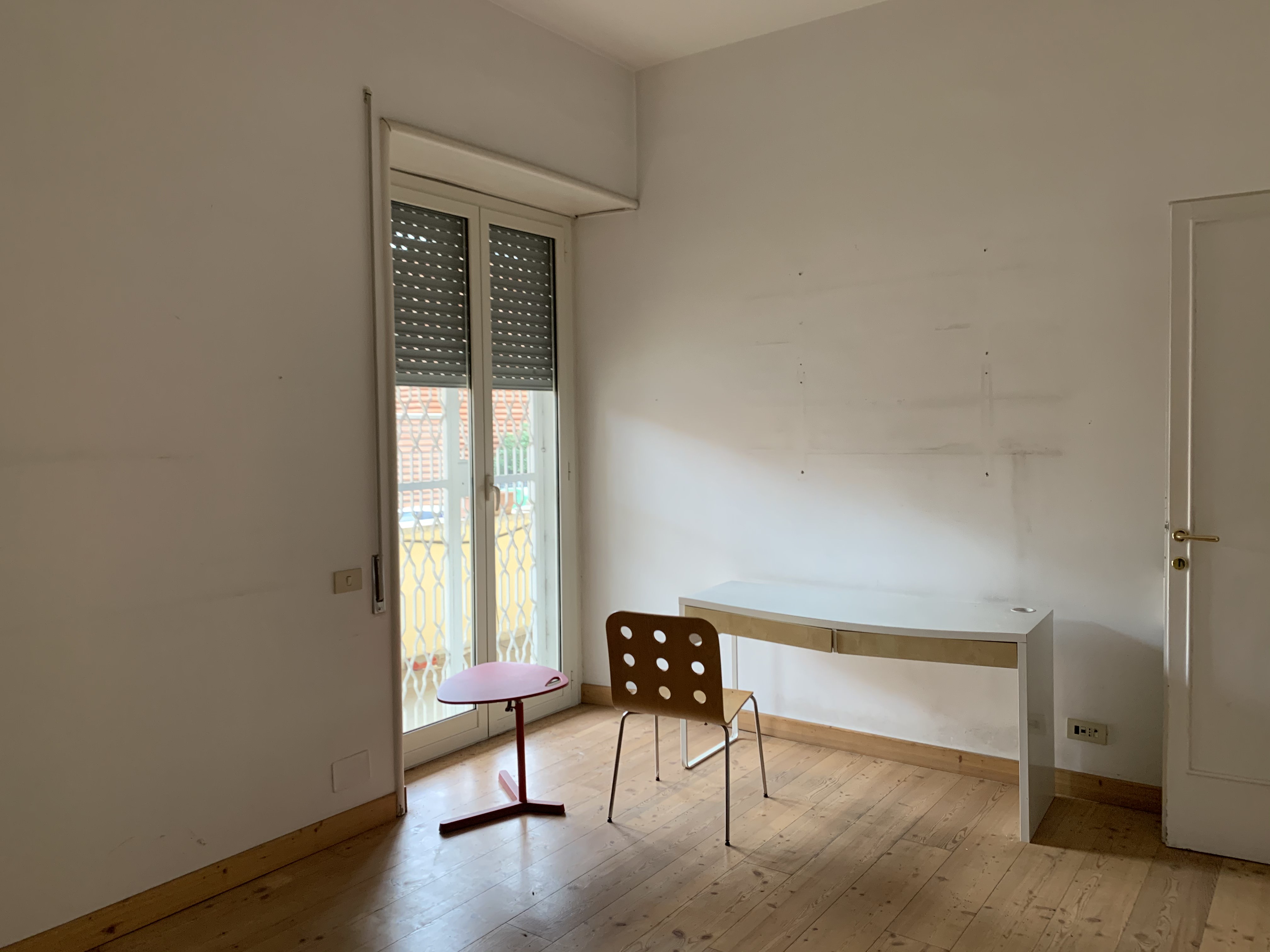 Abitazione int.1 di 7 vani con ascensore +  balcone. Dati catastali [N.C.E.U.]: cat.A/2, fg. 550, part. 5, sub. 501. Sup cat. 154. Piena proprietà lotto libero.
