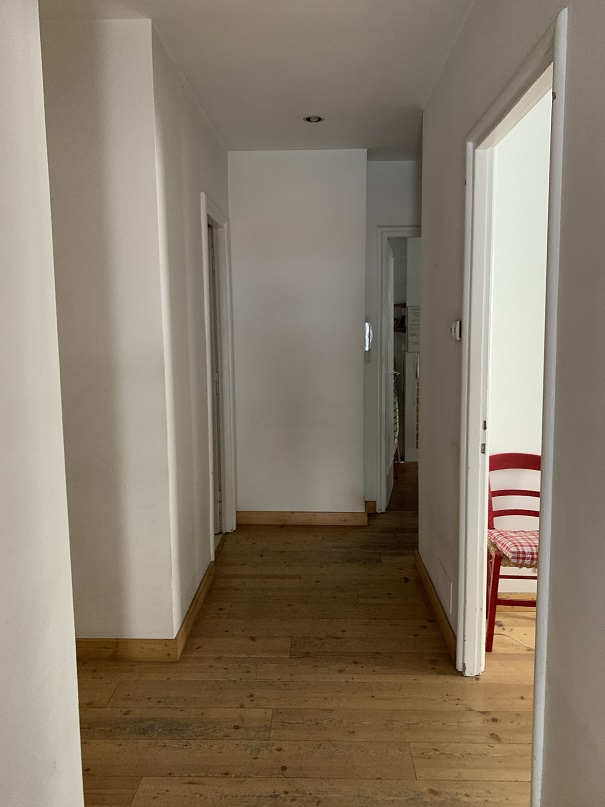 Abitazione int.1 di 7 vani con ascensore +  balcone. Dati catastali [N.C.E.U.]: cat.A/2, fg. 550, part. 5, sub. 501. Sup cat. 154. Piena proprietà lotto libero.