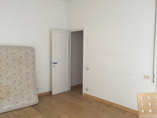 Abitazione int.1 di 7 vani con ascensore +  balcone. Dati catastali [N.C.E.U.]: cat.A/2, fg. 550, part. 5, sub. 501. Sup cat. 154. Piena proprietà lotto libero.