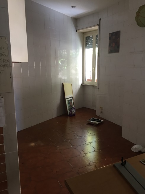 Abitazione int.1 di 7 vani con ascensore +  balcone. Dati catastali [N.C.E.U.]: cat.A/2, fg. 550, part. 5, sub. 501. Sup cat. 154. Piena proprietà lotto libero.